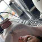 Frau und Mann bei Endermologie-Behandlung zur Hautstraffung und Lymphaktivierung