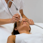 Anti aging und Hautverjüngung Behandlung im gesicht