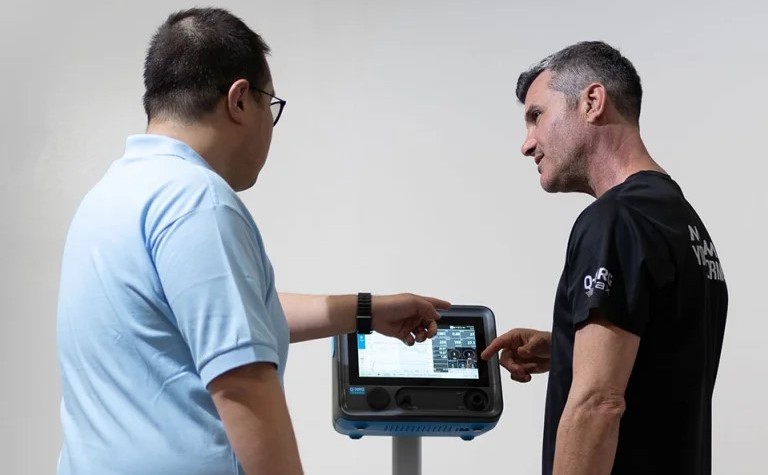 Therapeut erklärt einer Kundin die Ergebnisse der Stoffwechselmessung im CORPUS Institut Freiburg.